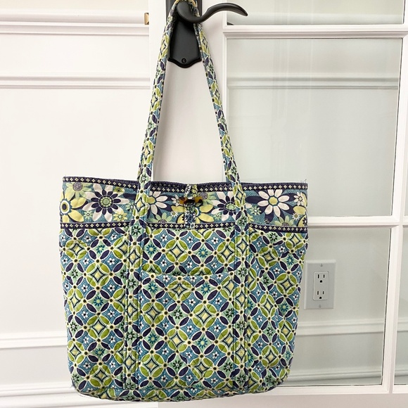 Vera Bradley Large Tote with lots of interior pockets - Picture 2 of 11
